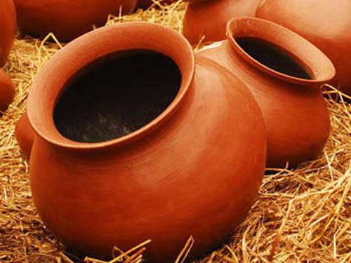Why is the water in the earthen pot cool?